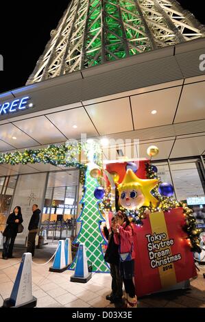 15. November 2012, Tokyo, Japan - Tokyo Skytree in grün als "der größte Weihnachtsbaum der Welt" in Tokio auf Donnerstag, 15. November 2012 beleuchtet. (Foto von Masahiro Tsurugi/AFLO) - Ty- Stockfoto