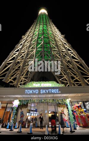 15. November 2012, Tokyo, Japan - Tokyo Skytree in grün als "der größte Weihnachtsbaum der Welt" in Tokio auf Donnerstag, 15. November 2012 beleuchtet. (Foto von Masahiro Tsurugi/AFLO) - Ty- Stockfoto