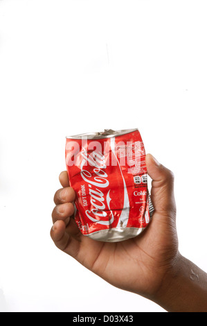 Hand, die rostigen abgeflacht oder zerkleinerte Softdrink Soda Coca Cola können. Stockfoto