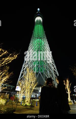 15. November 2012, Tokyo, Japan - Tokyo Skytree in grün als "der größte Weihnachtsbaum der Welt" in Tokio auf Donnerstag, 15. November 2012 beleuchtet. (Foto von Masahiro Tsurugi/AFLO) - Ty- Stockfoto