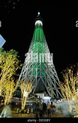 15. November 2012, Tokyo, Japan - Tokyo Skytree in grün als "der größte Weihnachtsbaum der Welt" in Tokio auf Donnerstag, 15. November 2012 beleuchtet. (Foto von Masahiro Tsurugi/AFLO) - Ty- Stockfoto