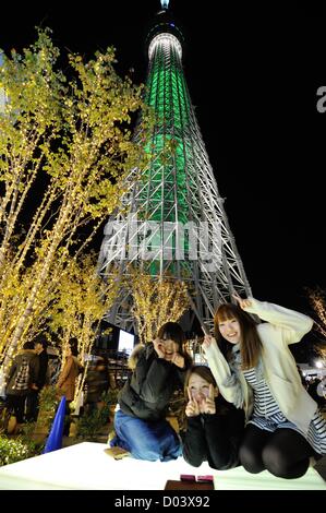 15. November 2012, Tokyo, Japan - Tokyo Skytree in grün als "der größte Weihnachtsbaum der Welt" in Tokio auf Donnerstag, 15. November 2012 beleuchtet. (Foto von Masahiro Tsurugi/AFLO) - Ty- Stockfoto