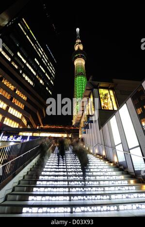 15. November 2012, Tokyo, Japan - Tokyo Skytree in grün als "der größte Weihnachtsbaum der Welt" in Tokio auf Donnerstag, 15. November 2012 beleuchtet. (Foto von Masahiro Tsurugi/AFLO) - Ty- Stockfoto