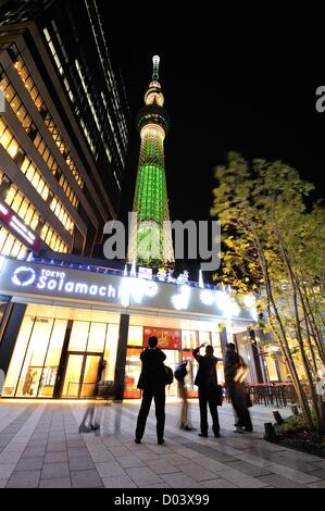 15. November 2012, Tokyo, Japan - Tokyo Skytree in grün als "der größte Weihnachtsbaum der Welt" in Tokio auf Donnerstag, 15. November 2012 beleuchtet. (Foto von Masahiro Tsurugi/AFLO) - Ty- Stockfoto