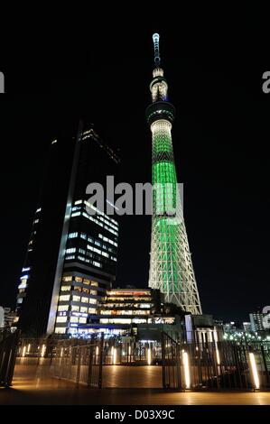 15. November 2012, Tokyo, Japan - Tokyo Skytree in grün als "der größte Weihnachtsbaum der Welt" in Tokio auf Donnerstag, 15. November 2012 beleuchtet. (Foto von Masahiro Tsurugi/AFLO) - Ty- Stockfoto