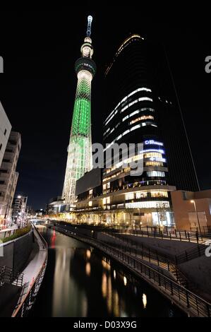 15. November 2012, Tokyo, Japan - Tokyo Skytree in grün als "der größte Weihnachtsbaum der Welt" in Tokio auf Donnerstag, 15. November 2012 beleuchtet. (Foto von Masahiro Tsurugi/AFLO) - Ty- Stockfoto