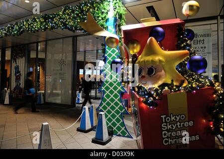 15. November 2012, Tokyo, Japan - Tokyo Skytree in grün als "der größte Weihnachtsbaum der Welt" in Tokio auf Donnerstag, 15. November 2012 beleuchtet. (Foto von Masahiro Tsurugi/AFLO) - Ty- Stockfoto