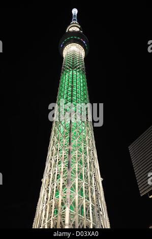 15. November 2012, Tokyo, Japan - Tokyo Skytree in grün als "der größte Weihnachtsbaum der Welt" in Tokio auf Donnerstag, 15. November 2012 beleuchtet. (Foto von Masahiro Tsurugi/AFLO) - Ty- Stockfoto