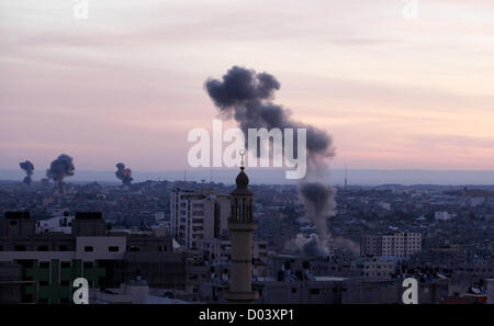 16. November 2012 - Gaza-Stadt, erhebt sich Gaza-Streifen - Rauch nach israelischen Luftangriff im Zentrum von Gaza-Stadt. Raketen weiterhin von palästinensischen militanten in den Gazastreifen abgefeuert werden, da Israel Ziele innerhalb des Gazastreifens in den zweiten Tag der Operation Säule Cloud weiterhin, nach der Ermordung des Hamas-militante Führer Ahmed Jabari gestern zu treffen. (Kredit-Bild: © Ashraf Amra/APA-Images/ZUMAPRESS.com) Stockfoto