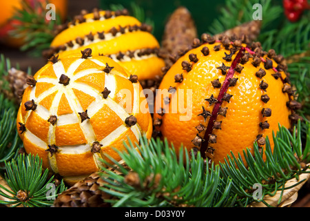 Weihnachts-Dekoration mit Orangen in den Korb und Tanne Baum Stockfoto