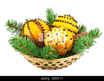 Weihnachts-Dekoration mit Orangen in den Korb und Tanne Baum auf weiß Stockfoto