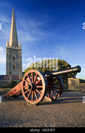 Eines der 24 Kanone im Ort rund um die Stadtmauer von Londonderry, Nordirland. Stockfoto