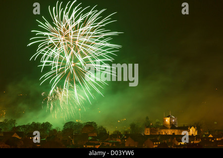 Feuerwerk statt in der Sele, einem Park in Hexham mit Flutlicht Abtei im Vordergrund, Northumberland, England Stockfoto