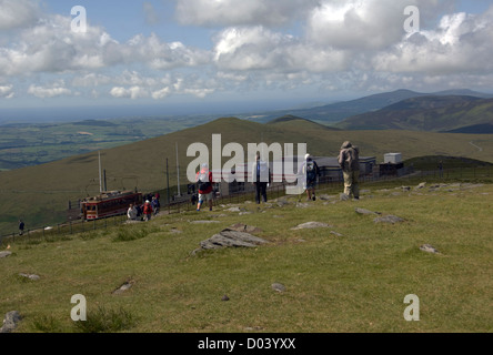 ISLE OF MAN; WANDERER AUF SNAEFELL GIPFEL, DIE SCHIENE ELEKTROAUTO UND BERGSTATION Stockfoto