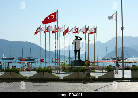 Statue von Atatürk mit türkischen Fahnen, Marmaris, Türkei Stockfoto