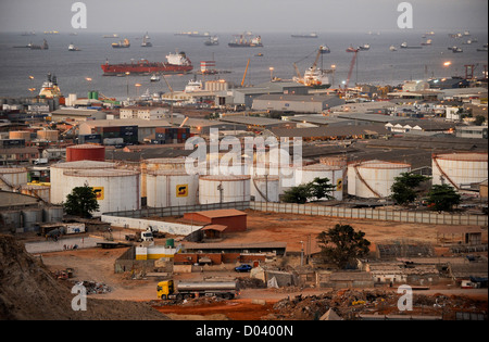 ANGOLA Luanda bei Nacht, Hafen und Ankerplatz vor Öl-Tanks der nationalen Ölgesellschaft Sonangol Stockfoto