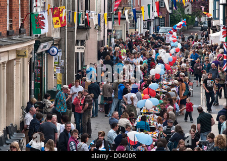 Eine Straßenparty in einer kleinen walisischen Stadt, um die Hochzeit von Prinz William und Kate Middleton am 29th. April 2011 zu feiern (Presteigne, Powys, UK) Stockfoto