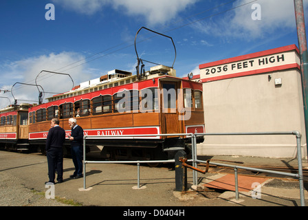ISLE OF MAN; MANX ELECTRIC MOUNTAIN EISENBAHNWAGGONS AM SNAEFELL SUMMIT STATION Stockfoto