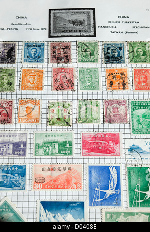 Nahaufnahme von Seiten chinesischer Briefmarken im Stempelalbum Stockfoto