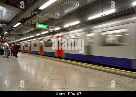 Westminster London U-Bahnstation Plattform und Bewegungsunschärfe Bahn London England Großbritannien Stockfoto