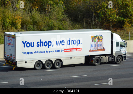 Seitenansicht der Lkw-Supermarkt Lebensmittel Supply Chain Store ein Lieferservice Lkw Lkw mit Anhänger Werbung Tesco essen Business fahren Auf de Autobahn Stockfoto