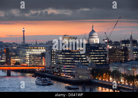 Luftbild mit Blick auf die Themse & Sonnenuntergang skyline Skyline von London mit beleuchteten Kuppel der St. Pauls Kathedrale Beleuchtung in Bürogebäuden UK Stockfoto