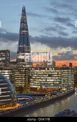 Skyline bei Sonnenuntergang (L bis R) City Hall, More London, (Mitte vorne mit dem Scoop), Guys Hospital & The Shard, mit Shangri La Hotel in Großbritannien Stockfoto