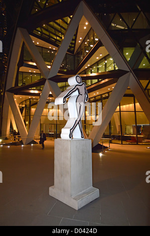 Skulptur vor Eingang der Gherkin Wahrzeichen Wolkenkratzer Bürogebäude in der Innenstadt von London England Großbritannien Stockfoto