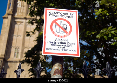 Alkohol-Sperrzone Zeichen von Glastonbury Stadtrat Warnung der Geldbuße für Trinkwasser in kirchlichen Gelände und Straße Stockfoto