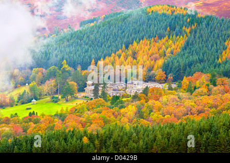 Blick vom Latrigg des Grad II aufgeführten Underscar Manor in Herbst, Keswick, Lake District, Großbritannien Stockfoto