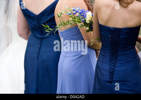 Blick auf Braut und Brautjungfern bei Hochzeit Stockfoto