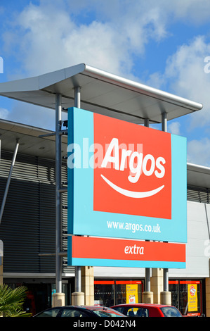 Nahaufnahme des sehr großen Ladenschilds mit Argos Extra-Katalog unter dem Vordach über dem Eingang im Lakeside Retail Park West Thurrock Essex England UK Stockfoto