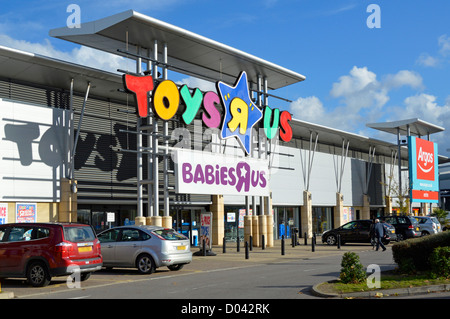 Toys R US Store mit Babys R US in Einzelhandelsgeschäften moderne Einkaufseinheiten einschließlich Argos am blauen Himmel sonniger Tag West Thurrock Essex England Großbritannien Stockfoto