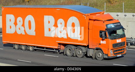 Seitenansicht von oben B&Q DIY Store Business Supply Chain hgv Volvo Lieferwagen und knickgelenkter Anhänger M25 Autobahn Essex England Großbritannien Stockfoto