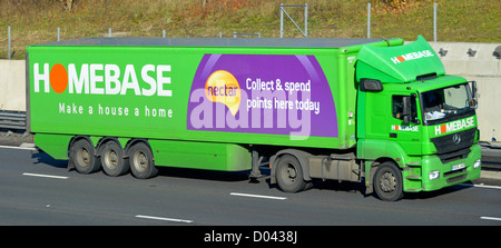 Seitenansicht von Mercedes Benz Homebase Einzelhandel lkw-Shop Lieferung LKW LKW & Sattelanhänger Werbung Nectar Punkte UK Autobahn Stockfoto