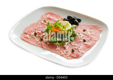 Weißes Fleisch-Carpaccio mit Parmesan in weißem Hintergrund Stockfoto