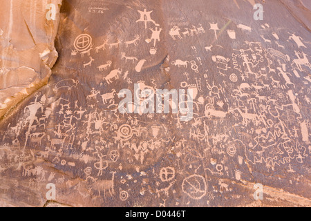 Zeitung Rock National Historic Site, mit historischen und prähistorischen Petroglyphen graviert; Utah, USA Stockfoto