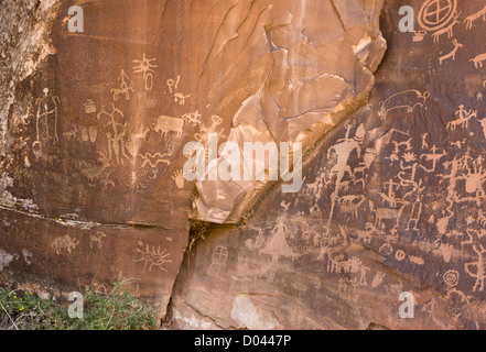 Zeitung Rock National Historic Site, mit historischen und prähistorischen Petroglyphen graviert; Utah, USA Stockfoto