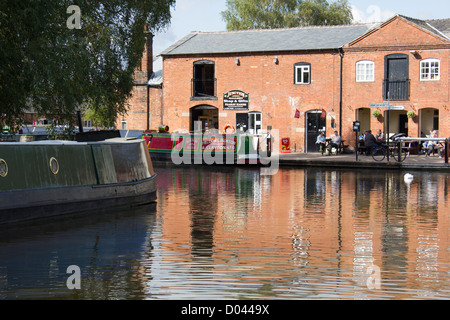 Fradley Verzweigung der Coventry Kanal entnommen mit Blick auf die Trent und Mersey Kanal an Fradley Verzweigung, England Stockfoto