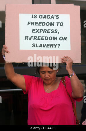 CAPE TOWN, Südafrika – NOVEMBER 16: eine Gruppe von Demonstranten außerhalb große Konzerte Bürogebäude in Gärten am 16. November 2012 in Kapstadt, Südafrika. Sie protestierten gegen Lady Gaga Durchführung in Südafrika. Diese Versammlung folgt eine Protestaktion, die von der Südafrikanischen Kirchenrates in Pretoria letzte Woche stattfand. (Foto von Gallo Images / Nardus Engelbrecht) Stockfoto