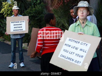 CAPE TOWN, Südafrika – NOVEMBER 16: eine Gruppe von Demonstranten außerhalb große Konzerte Bürogebäude in Gärten am 16. November 2012 in Kapstadt, Südafrika. Sie protestierten gegen Lady Gaga Durchführung in Südafrika. Diese Versammlung folgt eine Protestaktion, die von der Südafrikanischen Kirchenrates in Pretoria letzte Woche stattfand. (Foto von Gallo Images / Nardus Engelbrecht) Stockfoto