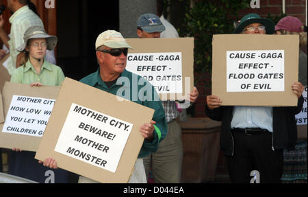 CAPE TOWN, Südafrika – NOVEMBER 16: eine Gruppe von Demonstranten außerhalb große Konzerte Bürogebäude in Gärten am 16. November 2012 in Kapstadt, Südafrika. Sie protestierten gegen Lady Gaga Durchführung in Südafrika. Diese Versammlung folgt eine Protestaktion, die von der Südafrikanischen Kirchenrates in Pretoria letzte Woche stattfand. (Foto von Gallo Images / Nardus Engelbrecht) Stockfoto