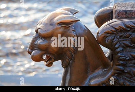 Griffin - geflügelter Löwe aus Bronze auf dem Damm Universität, St. Petersburg. Russland Stockfoto