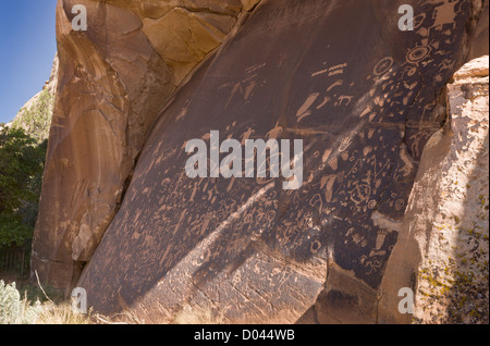 Zeitung Rock National Historic Site, mit historischen und prähistorischen Petroglyphen graviert; Utah, USA Stockfoto