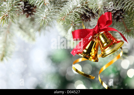 Nahaufnahme von Jingle Bell vom Weihnachtsbaum. Stockfoto