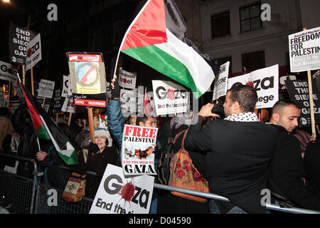 London, UK. 15. November 2012. Soll Demonstranten vor der israelischen Botschaft in London nach den Angriffen auf Gaza zu demonstrieren.  London Vereinigtes Königreich.  15.11.2012 Stockfoto