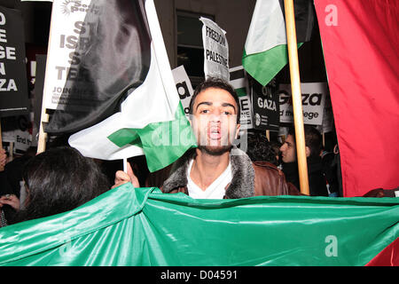 London, UK. 15. November 2012. Palästinensische Demonstranten vor der israelischen Botschaft in London nach den Angriffen auf Gaza zu demonstrieren.  London Vereinigtes Königreich.  15.11.2012 Stockfoto