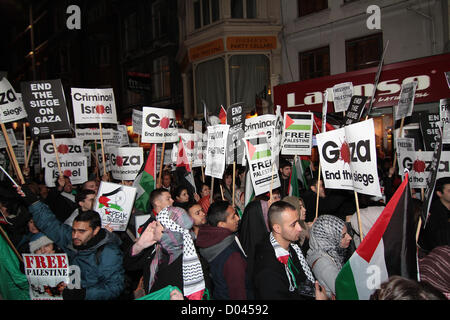 London, UK. 15. November 2012. Palästinensische Demonstranten vor der israelischen Botschaft in London nach den Angriffen auf Gaza zu demonstrieren.  London Vereinigtes Königreich.  15.11.2012 Stockfoto