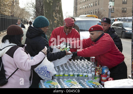 New York, USA. 14. November 2012. Fast drei Wochen nach Hurrikan Sandy geht die Bereinigung und Härte weiter. Umgebung von Coney Island, Brooklyn, NY. Bewohner aus der hart getroffen Coney Island Nachbarschaft in Brooklyn; NY erhalten kostenlose Lebensmittel und Vorräte fast 3 Wochen nach dem Sturm von den Schutzengeln verteilt. Stockfoto