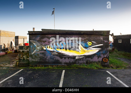 Ein Gemälde eines Makrelen an der Seite des Gebäudes auf dem Stade in alten Hastings. Stockfoto